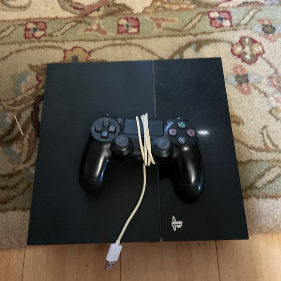 PS4 console - Picture 1 of 1